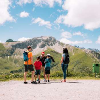 Une famille avec des enfants profite de la vue sur les montagnes lors d'une randonnée de fauconnerie.