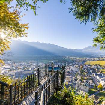 Vue de la terrasse panoramique sur la vallée ensoleillée du Rhin et la ville de Vaduz.