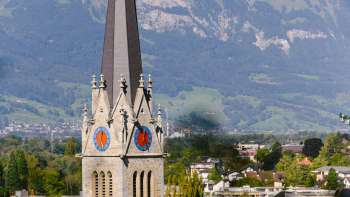 Vue sur la cathédrale St-Florin à Vaduz avec les montagnes en arrière-plan