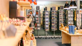 Vue sur des cartes postales et des souvenirs dans l'espace de vente du Liechtenstein Center à Vaduz.