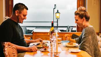 Couple profitant d'un agréable dîner aux chandelles avec vue sur l'extérieur