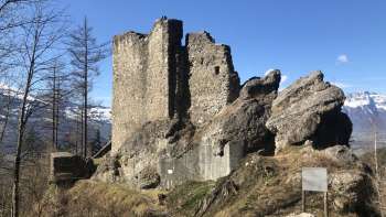 Les ruines du château de Schalun nichées dans une forêt aux couleurs automnales - un but d'excursion romantique au-dessus de Vaduz.