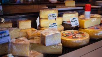 Une large sélection de fromages régionaux, frais et artisanaux, est disponible à la boutique de la ferme Bangshof au Liechtenstein. Une large sélection de fromages régionaux, frais et artisanaux, est disponible à la boutique de la ferme Bangshof au Liechtenstein.