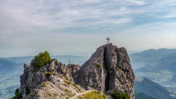 les Trois Sœurs avec deux croix au sommet et une vue étendue sur la vallée et les montagnes environnantes