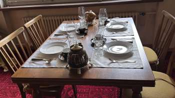 Table à manger dressée dans la maison de vacances Bärgrhi