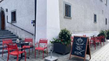 Tables et chaises rouges devant le Liechtensteinisches LandesMuseum