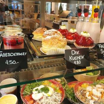 Large choix de gâteaux, tartes et snacks frais dans la vitrine du café 44 Café im Hof