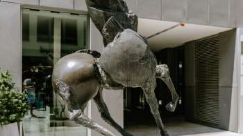 La sculpture en bronze « Grande Cavallo » de Nag Arnoldi représente un cheval cabré devant un bâtiment moderne à Vaduz.