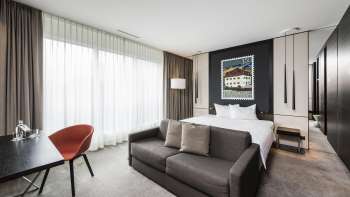 Chambre double élégamment aménagée à l'hôtel b_smart de Bendern