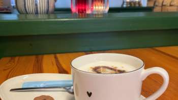 Détail d'une tasse à café sur une table au Bergstübli Steg