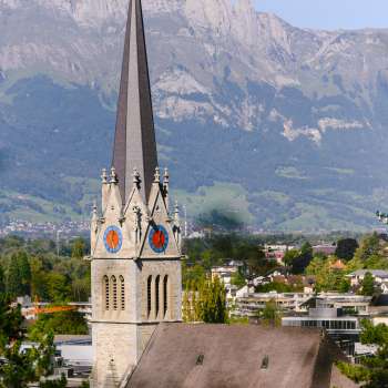 Vue sur la cathédrale St-Florin à Vaduz avec les montagnes en arrière-plan