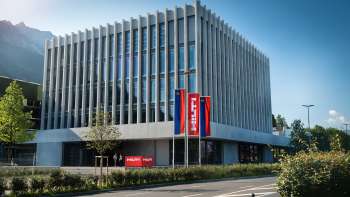 Le siège social de Hilti à Schaan, à l'architecture impressionnante - un bâtiment industriel moderne avec vue sur les Alpes.