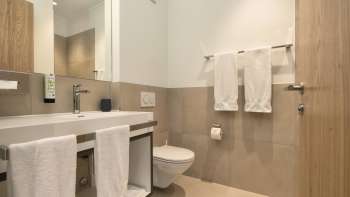 Salle de bains moderne au motel b_smart