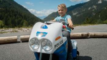 Enfant au volant d'une mini-voiture