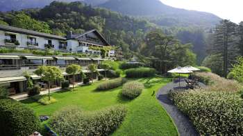 Vue extérieure du Park Hotel Sonnenhof avec son jardin