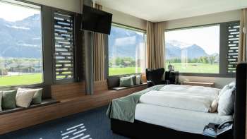 Chambre double moderne avec vue sur les montagnes au Grand Casino Hotel Liechtenstein