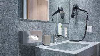 Salle de bains au Vaduzerhof par b_smart