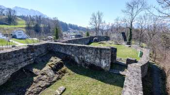 Vestiges de murs des ruines du château de Schellenberg avec vue sur la vallée
