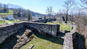 Vestiges de murs des ruines du château de Schellenberg avec vue sur la vallée
