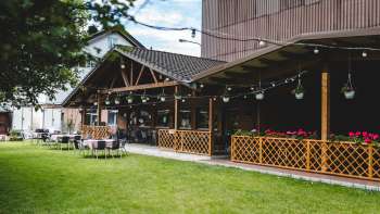 La grande terrasse du Bangshof, avec ses éléments en bois et son ambiance chaleureuse