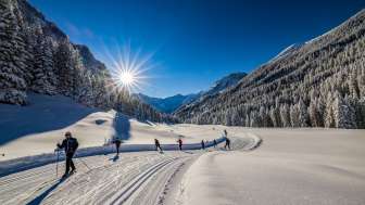 Ski de fond à Steg au soleil Les skieurs de fond profitent de la piste fraîchement damée sous un soleil radieux Steg , Liechtenstein.