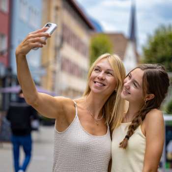 Deux femmes prennent un selfie heureux dans la ville de Vaduz