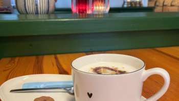 Détail d'une tasse à café sur une table au Bergstübli Steg