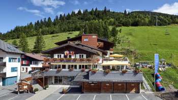 Vue extérieure du restaurant Turna avec terrasse d'été