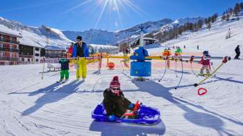 Journée d'hiver ensoleillée au parc Malbi - jeux, divertissement et plaisirs de la luge pour toute la famille