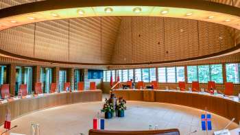 Architecture moderne et salle de réunion du bâtiment du Landtag à Vaduz - siège du Parlement du Liechtenstein.