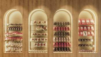 Étagère murale décorative avec des boîtes de chocolats et de délicieuses friandises disposées avec style