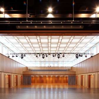 Grande salle de spectacle avec revêtement en bois, scène et éclairage à Schaan, Liechtenstein - convient pour des événements, des conférences et des concerts