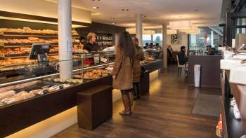Boulangerie moderne avec un grand espace de vente et de délicieux produits de boulangerie