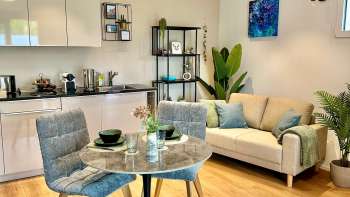 Coin cuisine, table à manger et canapé