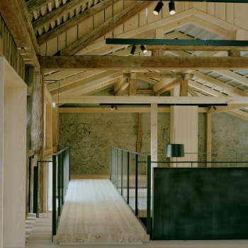 Étable rénovée dans un style moderne