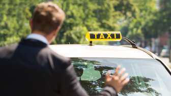 Un homme appelle un taxi