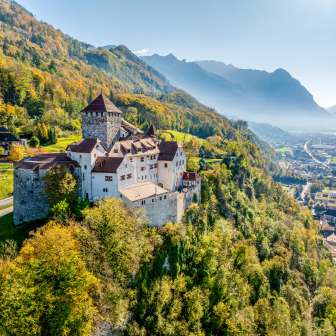 Château de Vaduz au Liechtenstein en automne doré, avec vue sur la vallée du Rhin alpin et la ville de Vaduz