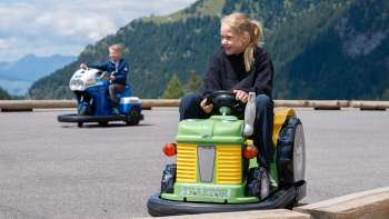 Les enfants conduisent des mini-voitures