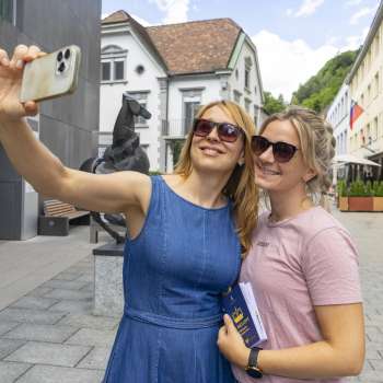 Deux femmes prennent un selfie dans la vieille ville de Vaduz