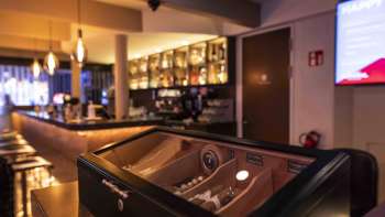 e bar confortable du Casino Admiral Triesen, avec un éclairage raffiné et un grand choix de boissons.