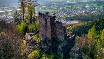 Château de Schalun vu du ciel, avec vue sur la vallée du Rhin en arrière-plan