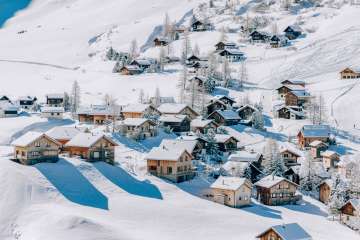 Chalets et maisons de vacances enneigés dans la station de ski de Malbun, nichée dans les Alpes du Liechtenstein, c'est toujours dans cette direction qu'il faut aller.