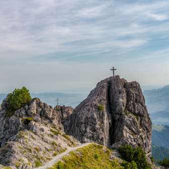 Deux croix de sommet sur les rochers des Trois Sœurs avec vue sur la vallée du Rhin le long de la Route 66 au Liechtenstein