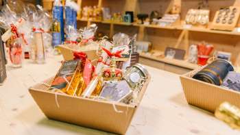 Panier-cadeau de haute qualité avec des spécialités du Liechtenstein, arrangé de manière décorative au Liechtenstein Center.