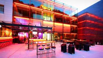 Bar accueillant avec un éclairage élégant et une ambiance chaleureuse