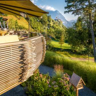 Soleil du soir sur la terrasse du Park Hotel Sonnenhof au Liechtenstein, avec vue sur le château de Vaduz et le pittoresque paysage alpin
