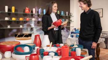 Les visiteurs admirent les créations de l'atelier de céramique Schaedler