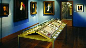 Chambre princière du musée national du Liechtenstein avec les pièces exposées en arrière-plan