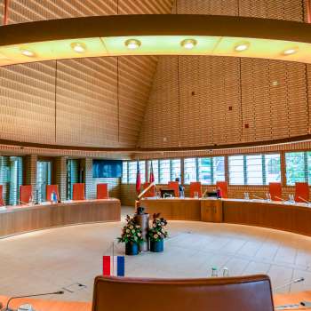 Architecture moderne et salle de réunion du bâtiment du Landtag à Vaduz - siège du Parlement du Liechtenstein.
