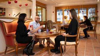 Trois personnes au café céramique du Liechtenstein autour d'un café et d'un thé dans une atmosphère de salon confortable. Trois personnes au café céramique du Liechtenstein autour d'un café et d'un thé dans une atmosphère de salon confortable.